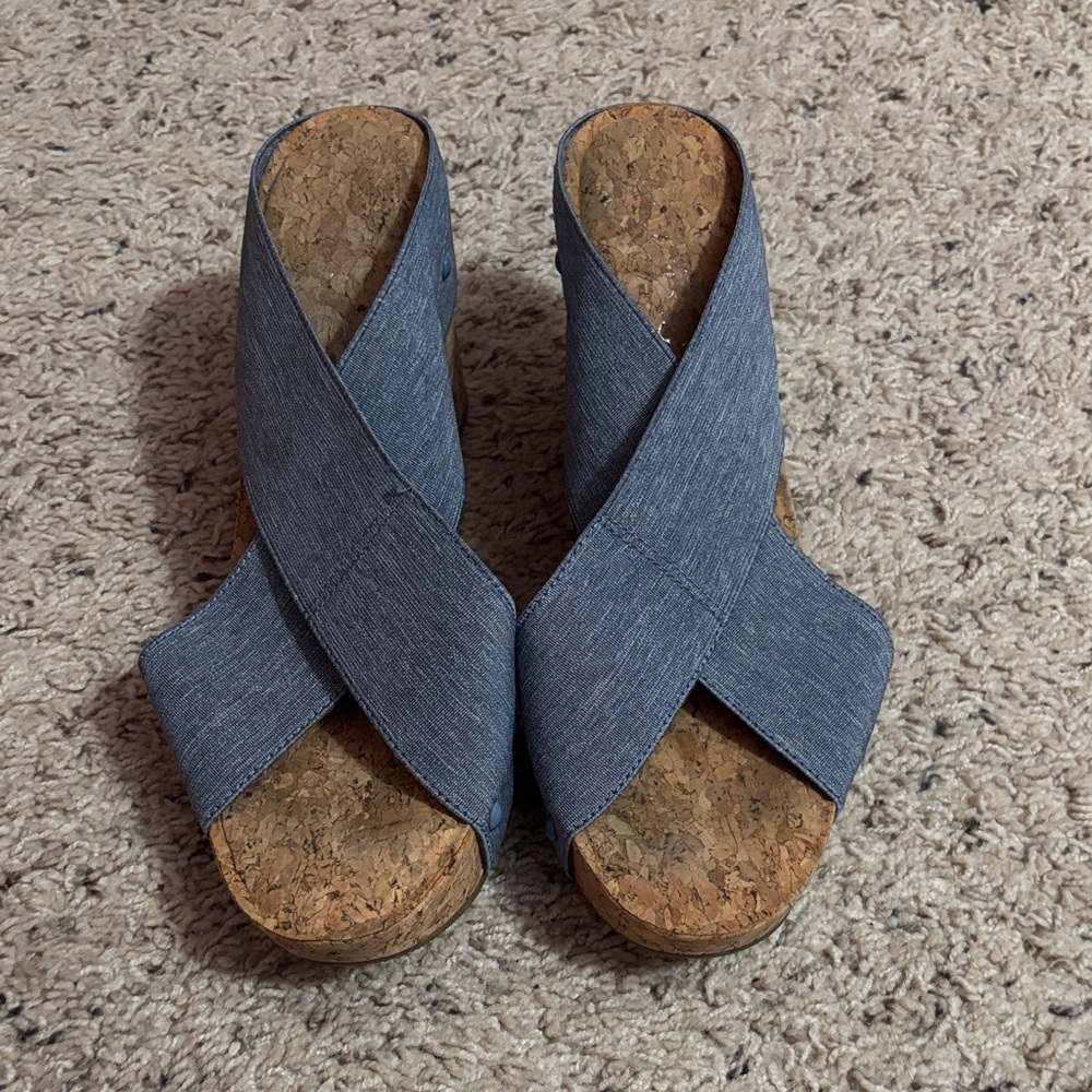 Michelle D Mandes wedge platform sandals size 8 in the color Riviera